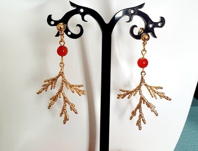 🐠🦀 Superbes boucles d'oreilles Corail doré et perles de Sardonyx. Fabrication artisanale.