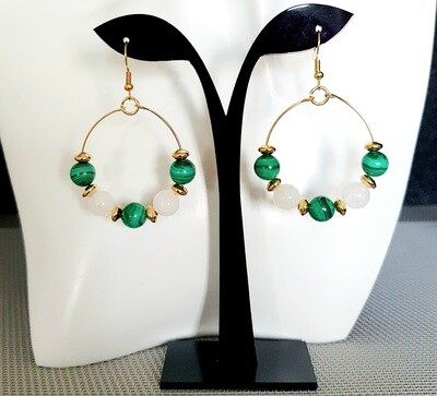 💚 Ravissantes créoles dorées. Perles en véritable Malachite et Pierre de Lune 🙏 Fabrication artisanale. Exemplaire unique.