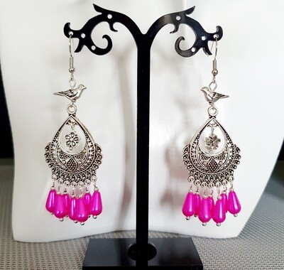 🐦🌸 Bucoliques 🌸🐦 Très jolies boucles d'oreilles Bohême fuchsia acidulé. Perles oiseaux et petites fleurs. Fabrication artisanale. Exemplaire unique.