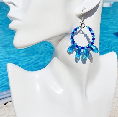 💎 Scintillantes et estivales 💎Magnifiques créoles gouttes de cristal bleu de mer 🌊 Fabrication artisanale. Exemplaire unique.