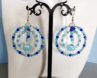 🌊🌞 Magnifiques et scintillantes doubles créoles argentées. Perles blanches nacrées et cristal bleu saphir et bleu azur. Entièrement faites à la main. Modèle unique.