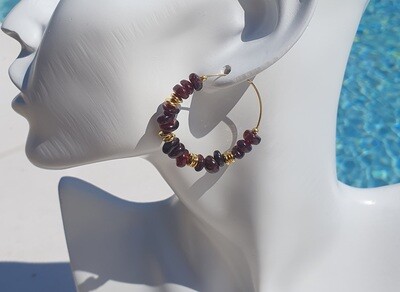 💖 Ravissantes créoles dorées et chips de Grenat 💖 Fabrication artisanale. Modèle unique.