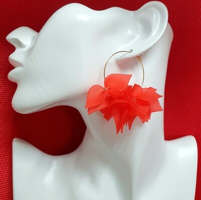 🌺⛱️ Estivales et ultra féminines 💄 Créoles dorées et pétales de fleurs rouges givrées. Création artisanale. Exemplaire unique.