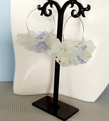 🐦 Ravissantes créoles argentées et pétales de fleurs 3 tons de bleu. Création artisanale. Modèle unique.