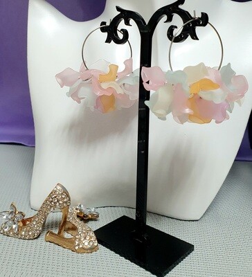 💐 Très jolies créoles argentées et pétales de fleurs multicolores pastelles givrées. Création artisanale. Exemplaire unique.