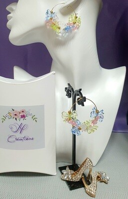 🦋⛱️ Délicates et originales. Créoles dorées et Envolée de papillons multicolores. Création artisanale. Exemplaire unique.