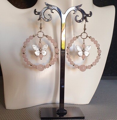💗 Très jolies créoles acier, perles en véritable Quartz rose et papillons 🦋🦋💗 Création artisanale. Exemplaire unique.