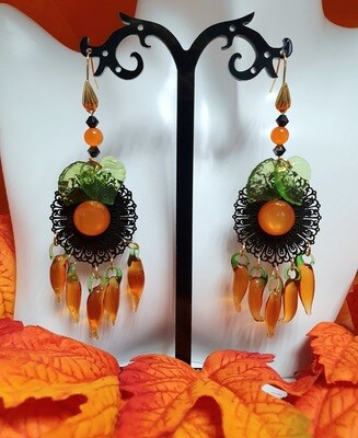 🌶 Originales et piquantes 🌶 Boucles d'oreilles ovales filigranes noires petits piments ambrés en verre. Création artisanale. Modèle unique.