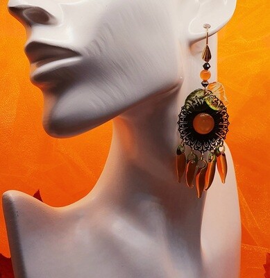 🌶 Originales et piquantes 🌶 Boucles d'oreilles ovales filigranes noires petits piments ambrés en verre. Création artisanale. Modèle unique.