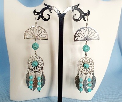 💙 Très jolies boucles d'oreilles style Aztèque en acier inoxydable et perles couleur turquoise. Création artisanale. Modèle unique.