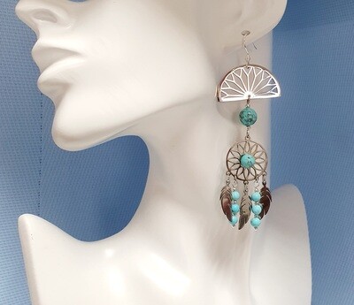 💙 Très jolies boucles d'oreilles style Aztèque en acier inoxydable et perles couleur turquoise. Création artisanale. Modèle unique.