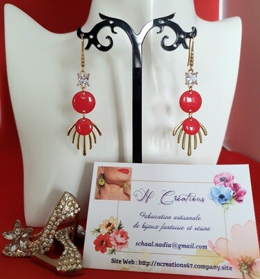 💝 Très jolies boucles d'oreilles en acier doré inoxydable. Pendentifs émail rouge et cristal carré. Création artisanale. Exemplaire unique.