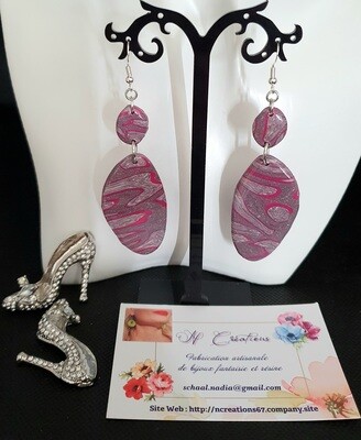 🤩 Nouvelle collection 🤩 Très jolies et légères à porter  Boucles d'oreilles en argile Polymère mauve, marbrées fuchsia et feuilles d'argent froissées. Création artisanale. Exemplaire unique.