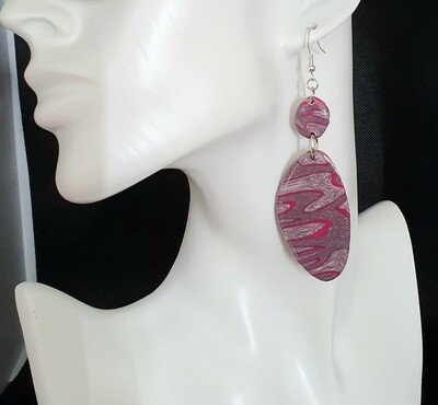 🤩 Nouvelle collection 🤩 Très jolies et légères à porter  Boucles d'oreilles en argile Polymère mauve, marbrées fuchsia et feuilles d'argent froissées. Création artisanale. Exemplaire unique.