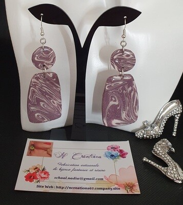 🤩 Nouvelle collection 🤩 Originales et élégantes Boucles d'oreilles en argile Polymère mauve, marbrée blanc nacré et feuilles d'argent froissées. Création artisanale. Exemplaire unique