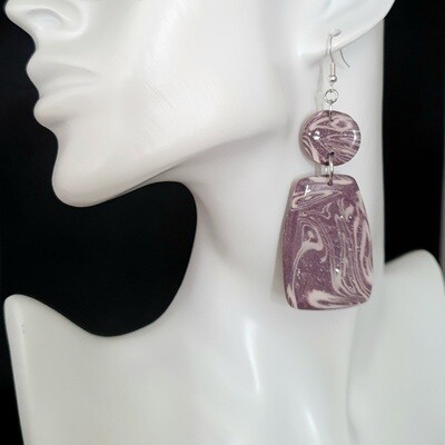 🤩 Nouvelle collection 🤩 Originales et élégantes Boucles d'oreilles en argile Polymère mauve, marbrée blanc nacré et feuilles d'argent froissées. Création artisanale. Exemplaire unique