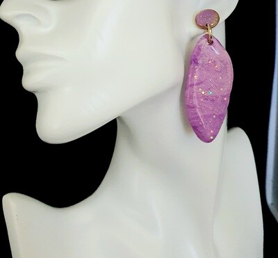 💝 Ravissantes B.O ovales baroques en argile Polymère mauves marbrées et paillettes. Création artisanale. Modèle unique.