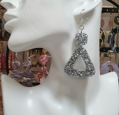 💖 Scintillantes et festives 🎊 B.O Triangles en résine transparente et paillettes plates argentées. Création artisanale. Modèle unique.