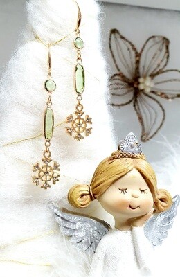 💚 Très jolies et très légères B.O dorées. Connecteurs en cristal vert d'eau. Flocons de neige❄️❄️strassés.  Création artisanale. Modèle unique.