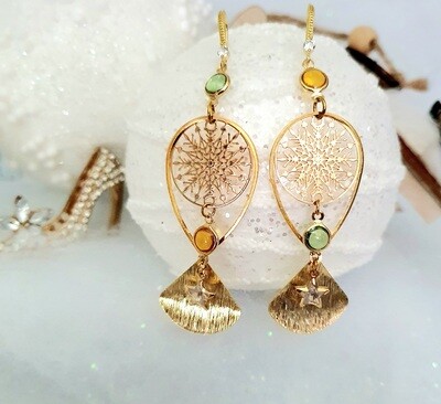 ❄️💖 Très jolies boucles d'oreilles dorées Flocons de neige filigranes. Connecteurs sertis en verre jaune et vert, inversés. Création artisanale. Modèle unique.