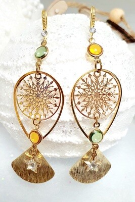 ❄️💖 Très jolies boucles d'oreilles dorées Flocons de neige filigranes. Connecteurs sertis en verre jaune et vert, inversés. Création artisanale. Modèle unique.